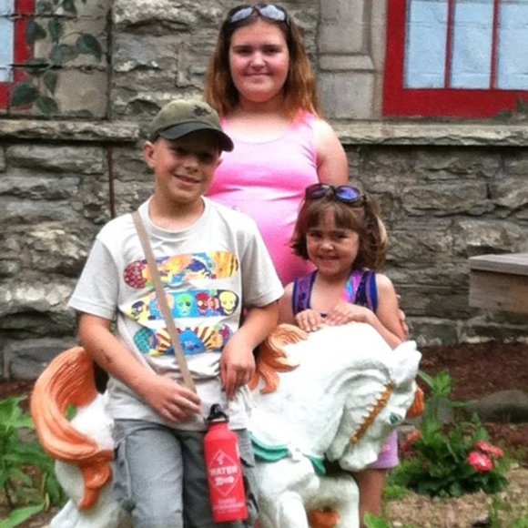 CLOSET CLEAN OUT! BUNDLE 3 OR MORE FOR 50% OFF - Picture 4 of 16